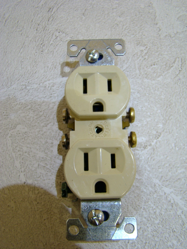 NEW RV /MOTORHOME OUTLET 2 PLUG-IN COLOR: IVORY SIZE: 4 1/8 x 1 1/4 